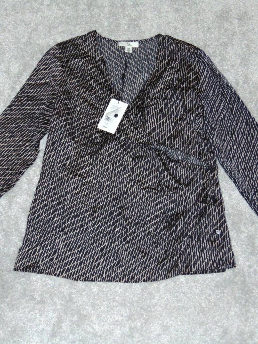 Halston Women's Black Graphic Printed V Neck Blouse Top Size M Polyester
